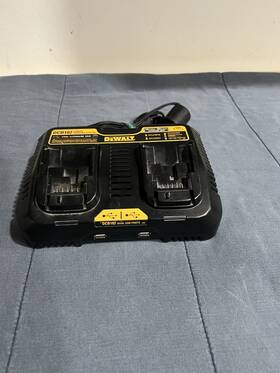 Fcb102 Dewalt Cargador De Bater As Con Puertos Usb