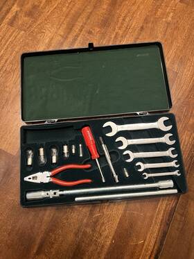 0101001010010100 Jaguar Tool Kit Wrenches Lights Spanners Pliers Tire Gauge Lug Wrench