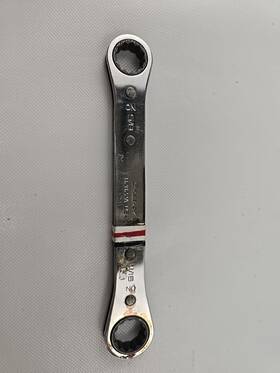 R2202-a Snap-on 5/8 Inch -11/16 12pt Sae Chrome Ratchet Box End Wrench R-2022