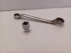Xs-1829 Snap-on Xs-1829/f-111 Tool Lot Of 2 11/32 F Socket And 9/16 5/8 Box End Wrench Used See